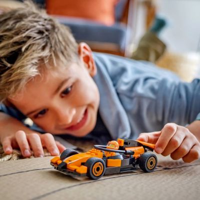 7. LEGO CITY 60442 F1 McLaren Fahrer und Rennfahrer