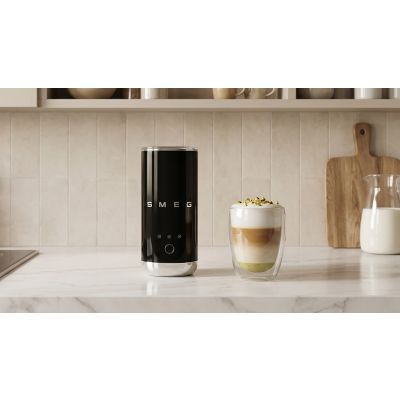 29. Smeg MFF02BLEU Milchaufschäumer/Wärmer, automatischer Milchaufschäumer/Wärmer, Schwarz
