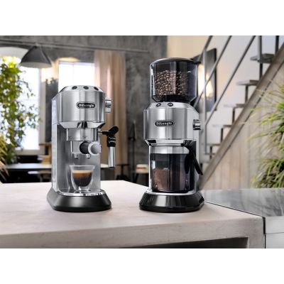 4. DeLonghi Dedica Style EC 685.M Siebträger-Kaffeemaschine (1350W; silberfarben)