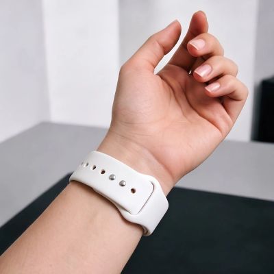 5. Tech-Protect Silikonarmband für Apple Watch 40 / 41 / 42 mm – Weiß