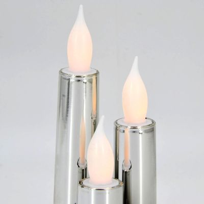 4. 14 cm LED-Kerze auf rundem Sockel
