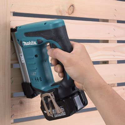 8. 18V DST221Z MAKITA Akku-Hefter