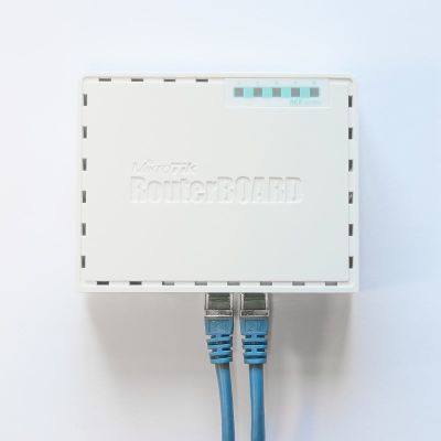 4. Mikrotik RB750GR3 Gigabit-Ethernet-Router, Türkis, Weiß