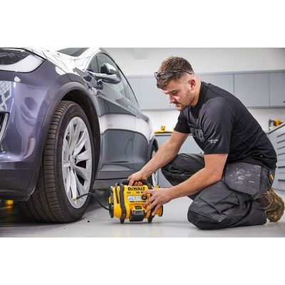 8. 18V Dewalt DCC018N-XJ Akku-Kompressor