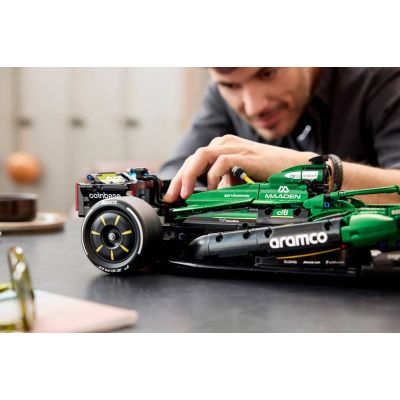12. LEGO Technic 42240 - Aston Martin Aramco AMR25 Formel-1-Rennwagen