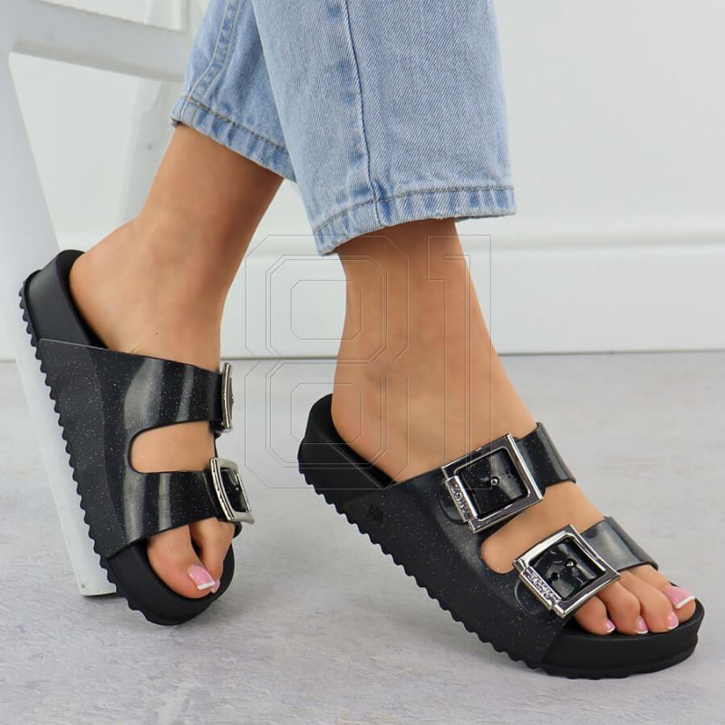 8. Zaxy RR285058 W INT2135C Flip-Flops