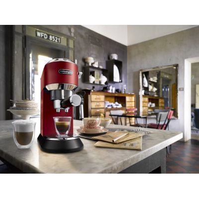 6. DeLonghi Dedica Style EC 685.R Siebträger-Espressomaschine (1300 W; Farbe Rot)