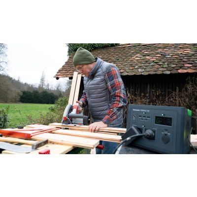 8. Tragbare Powerstation APC OffGrid 730, 738 Wh Lithium-Ionen, LCD, 2 CEE 7/3 Schuko-Steckdosen, Sinuswelle, 3 USB-A, 2 USB-C, kabelloses Ladegerät