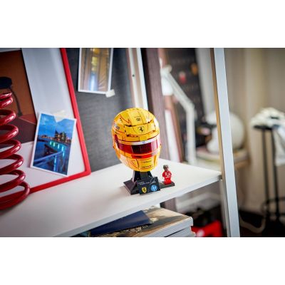 11. LEGO Editions 43022 – Lewis Hamilton Scuderia Ferrari HP Helm