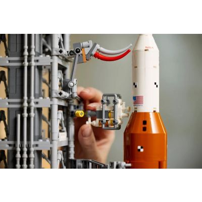 8. LEGO Icons 10341 NASA Artemis SLS-Rakete