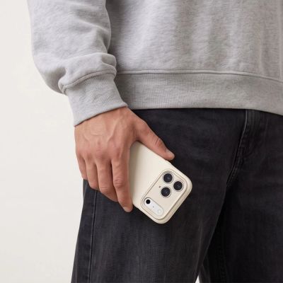 7. Tech-Protect Uniq MagSafe CC Hülle für iPhone 18 Pro Max / 17 Pro Max – Beige