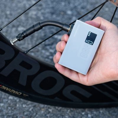 6. Rockbros AS240 PRO Akku-Pumpe, 120 psi Kompressor, 420 mAh – Schwarz