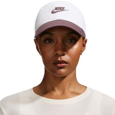 4. Nike Club Cap Weiß und Lila FB5368 104