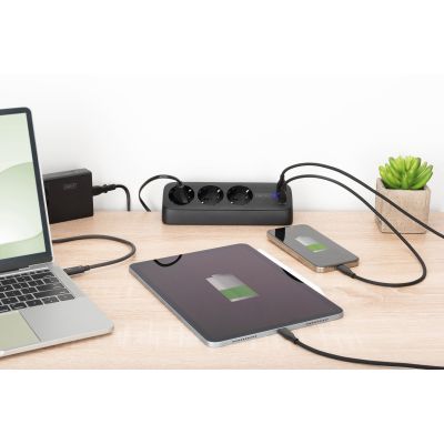 32. Digitus 3-fach-Steckdosenleiste fürs Büro mit 2 USB-A- und 1 USB-C-Anschluss, Schwarz