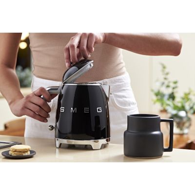 35. SMEG Mini-Wasserkocher 0,8L schwarz Schwarz (KLF05BLEU)