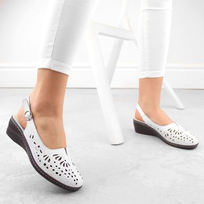 4. Bequeme Damen-Ledersandalen mit durchbrochenem weißen Muster T.Sokolski L26-27