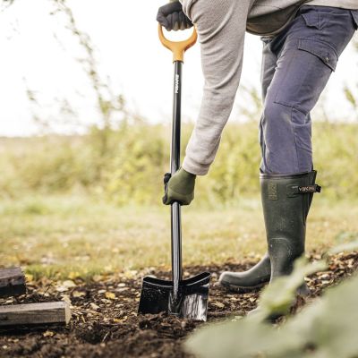 6. FISKARS SHARP SOLID+ XL SPATEN LANGER STiel