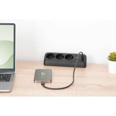 33. Digitus 3-fach-Steckdosenleiste fürs Büro mit 2 USB-A- und 1 USB-C-Anschluss, Schwarz